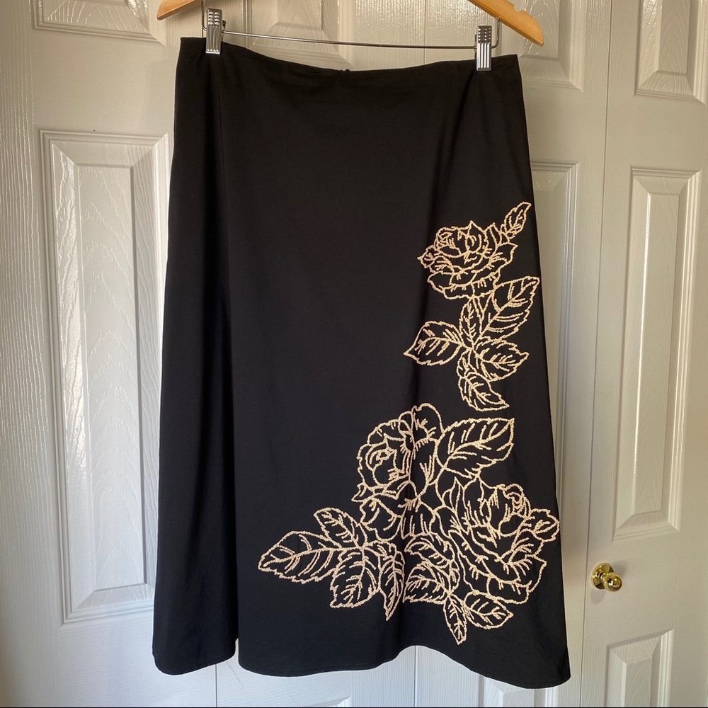🖤BHWM🤍Black Skirt with Floral EmbellishmentsEUC